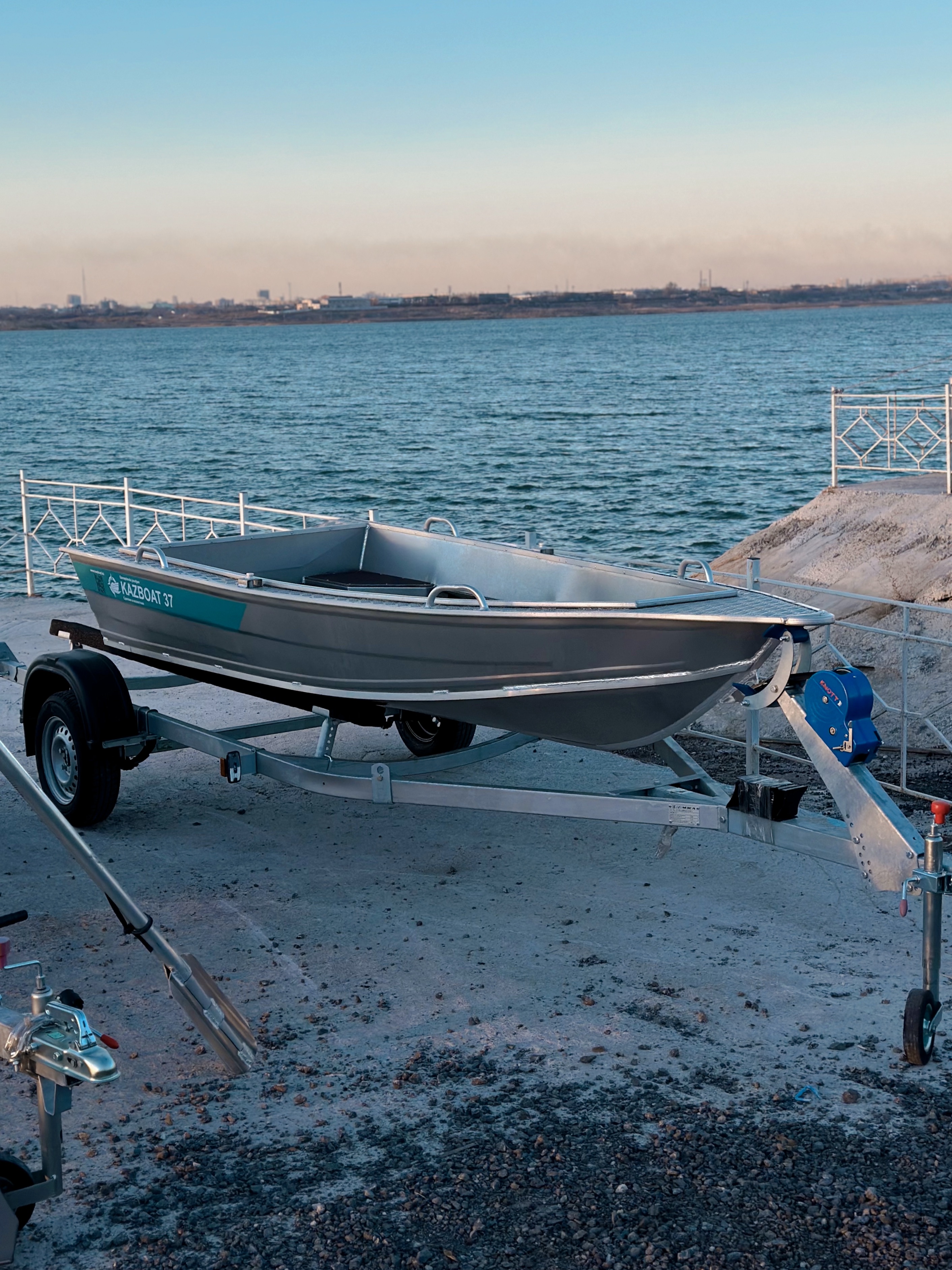 Лодка Kazboat 37